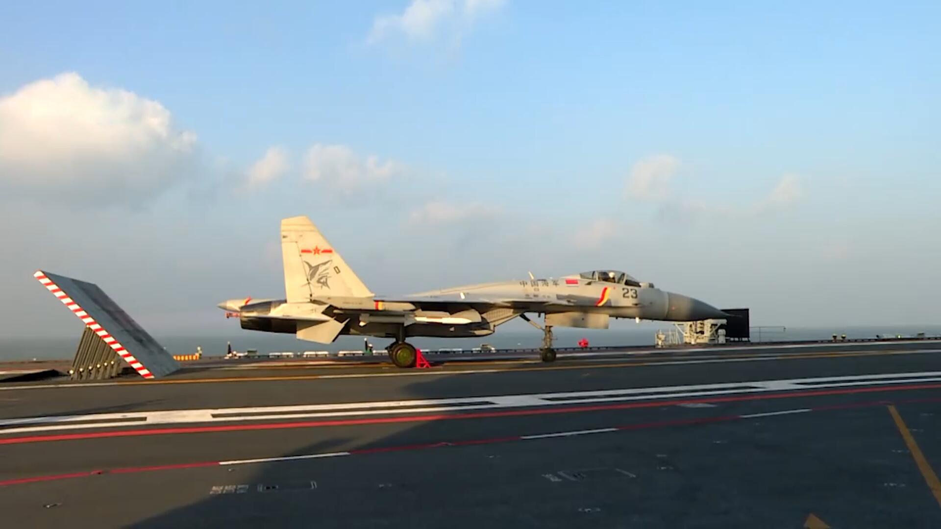 中国海军歼-15舰载机在山东舰上起飞与着舰的优雅镜头!