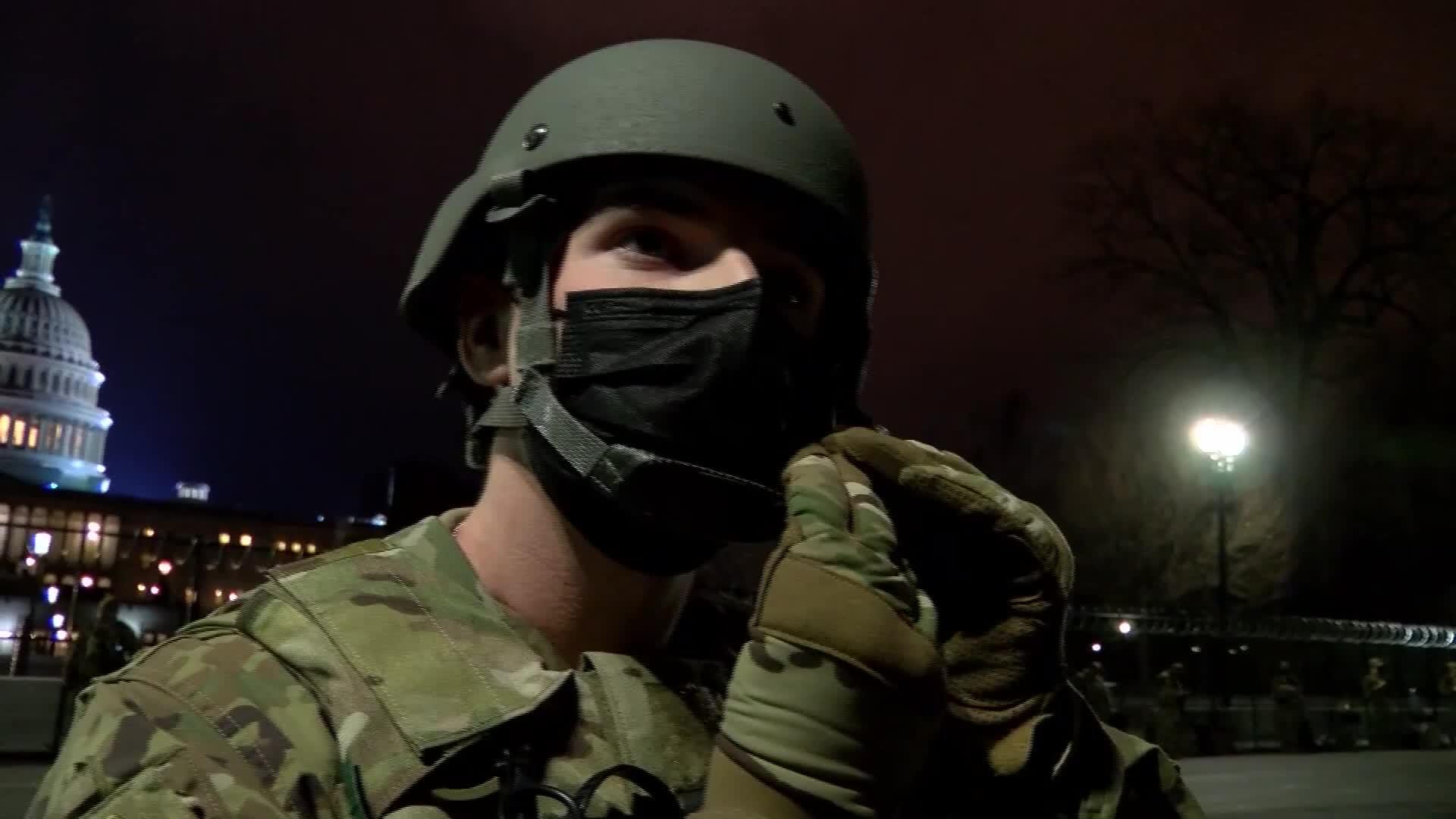 美国国民警卫队戴口罩铁网内外警戒,死守国会大厦外围安全距离线