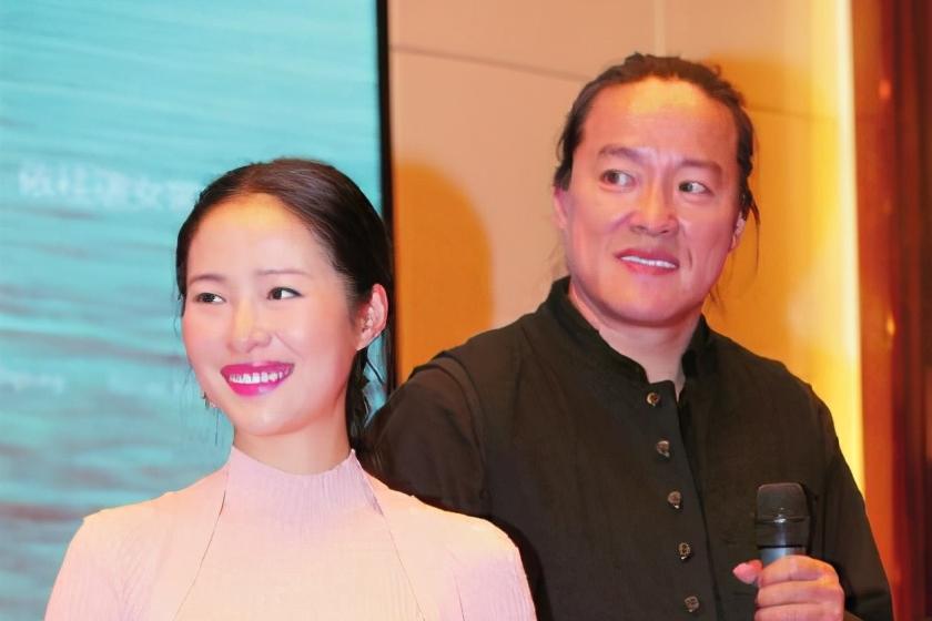 37岁江一燕与赵汉唐看房车,亲密靠肩关系暧昧,疑似隐婚生子