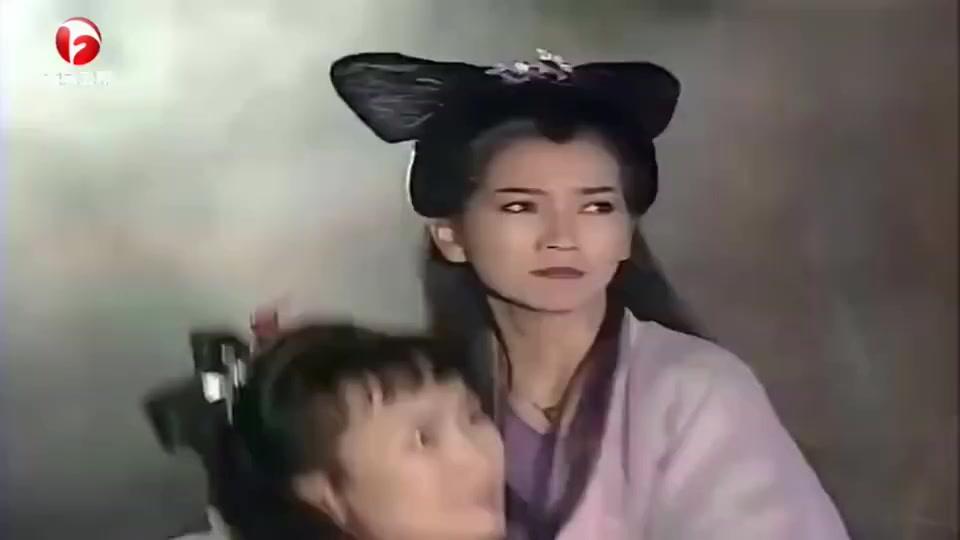新白娘子传奇:白素贞与蜈蚣精大战,回家后病倒,许仙担心哭