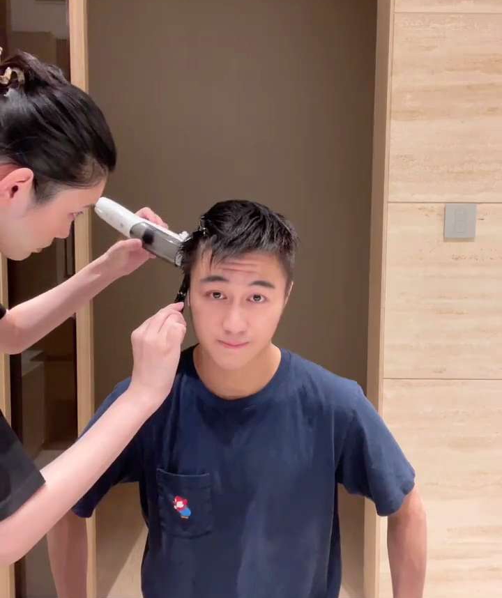 奚梦瑶为老公剪头整个人孕味十足疑似已怀三胎