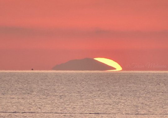 西西里岛黎明现岛屿嵌入太阳的海市蜃楼