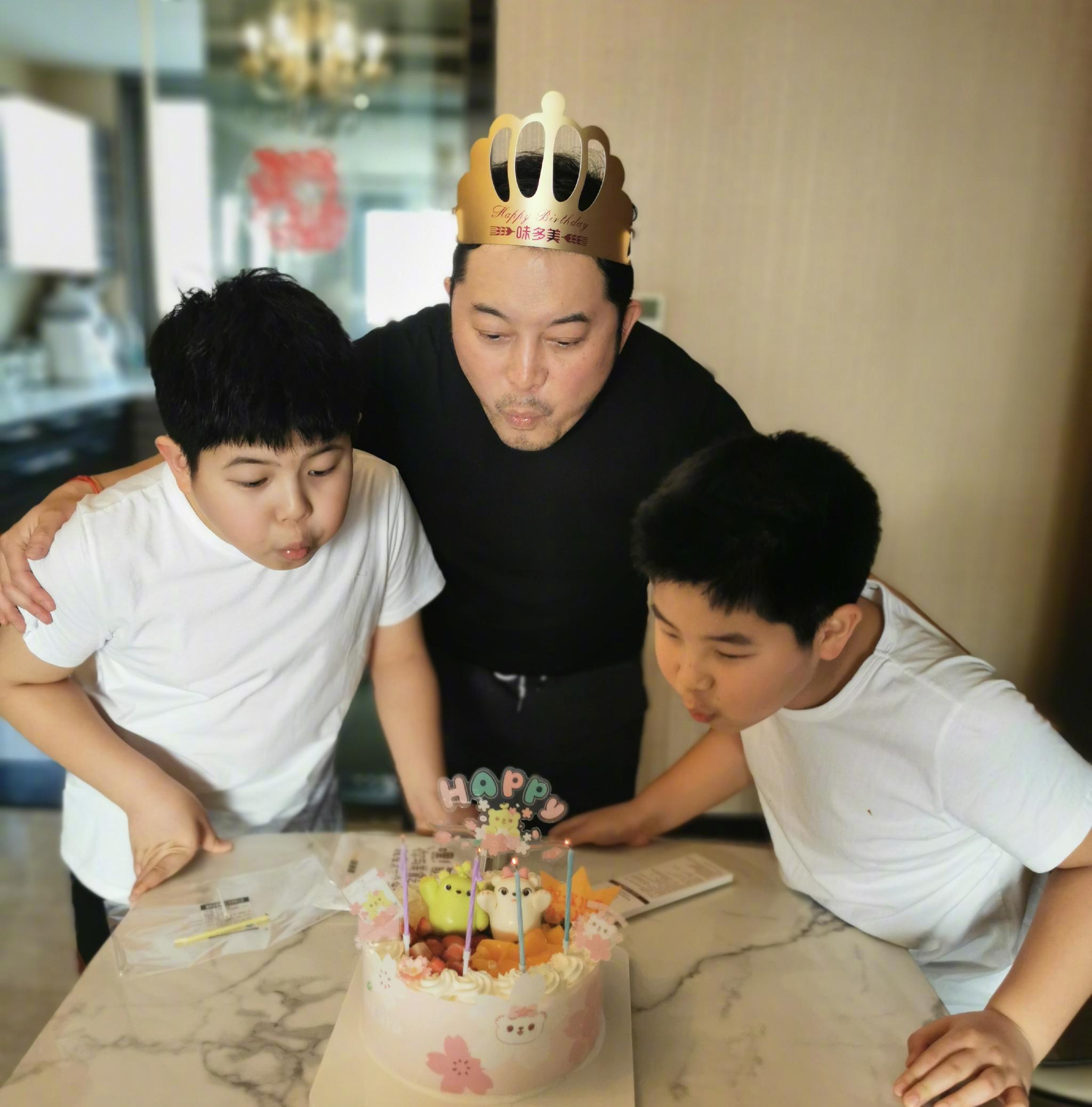 据沙溢透露,中午的这个生日蛋糕是自家老妈准备的.