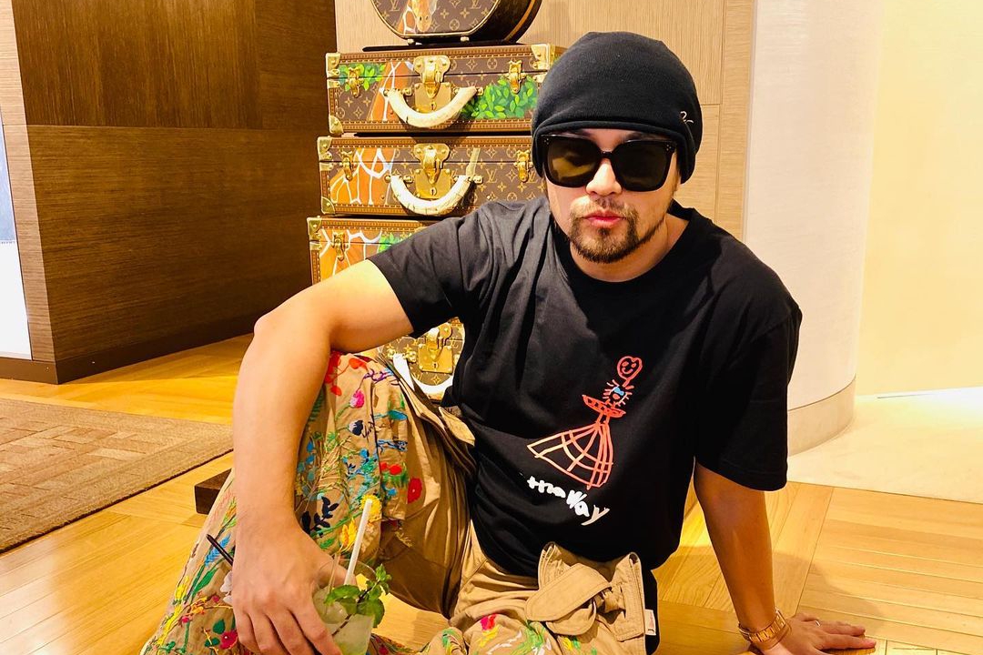 周杰伦晒自拍满脸胡子略显沧桑颓废林俊杰喊话开直播