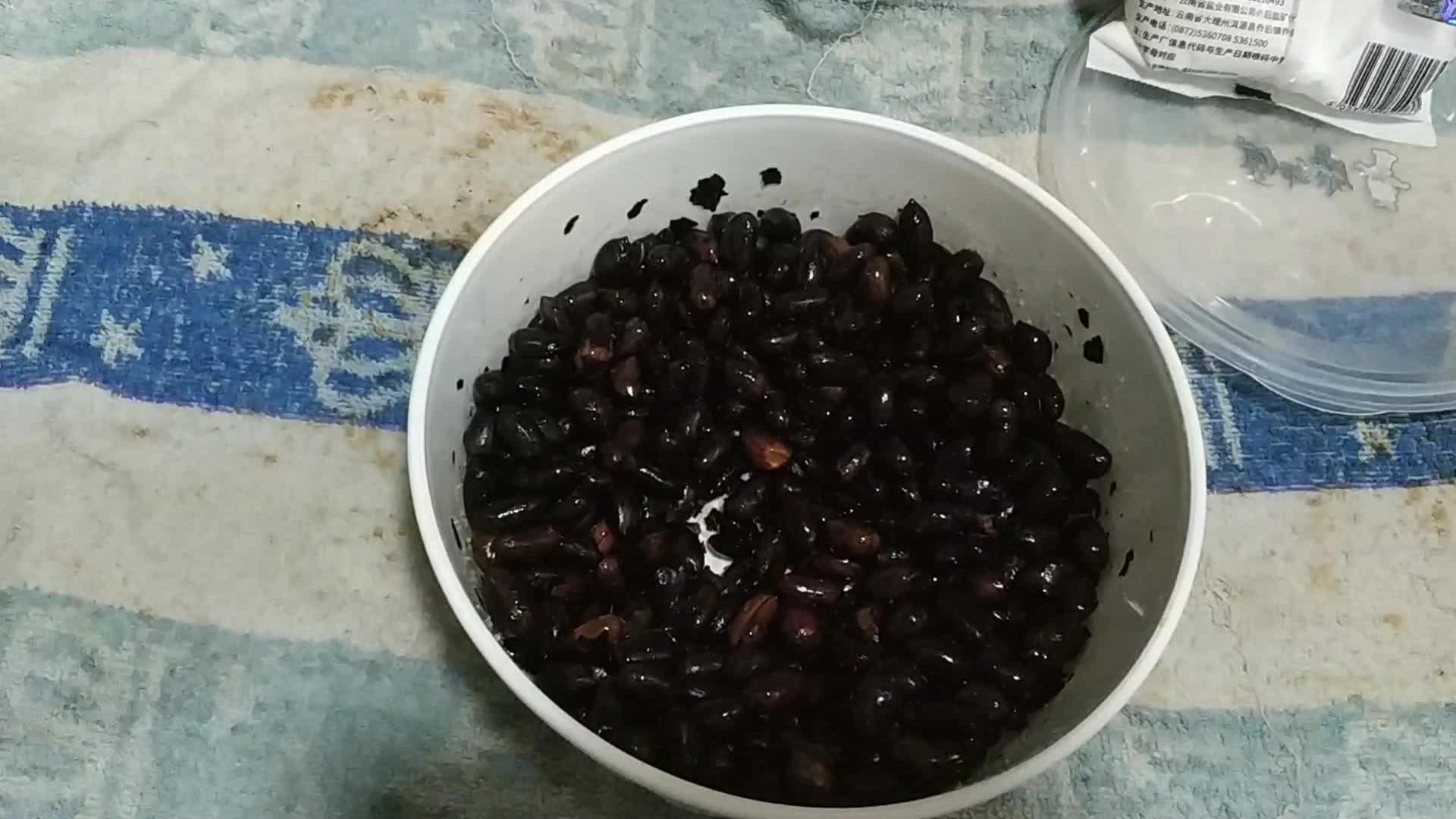 第一次做花生米,严格按照美食教程来,没想到还是炸糊了!