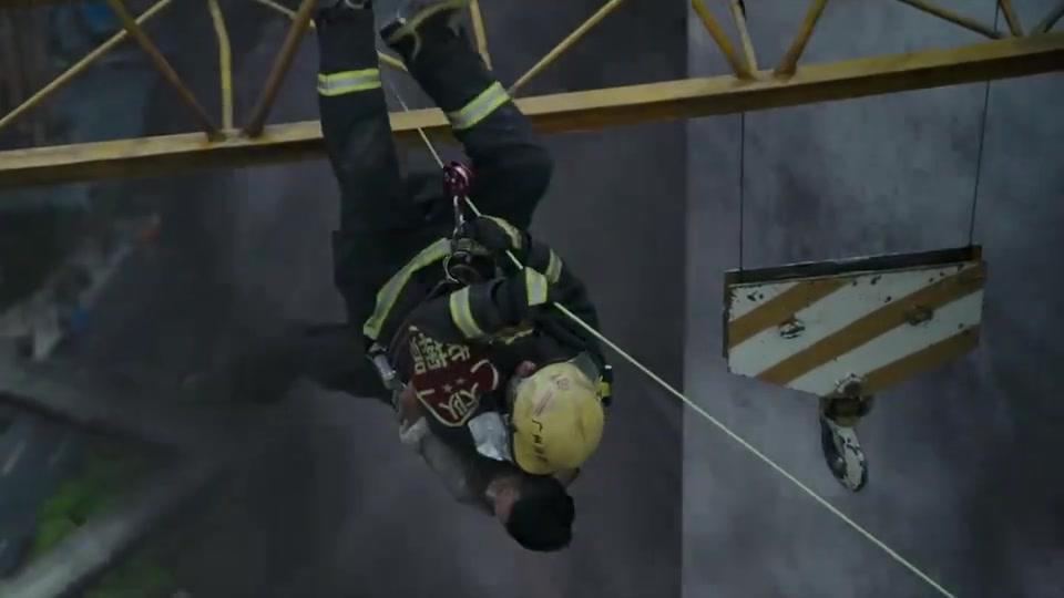 塔吊钢筋断裂,刘青云险些从高空坠落,多亏兄弟死死不放手