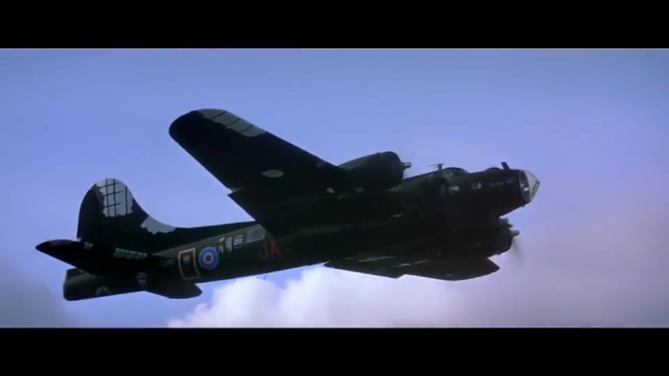 法国经典二战电影,飞机失事小伙成功跳伞,不过这运气不太好