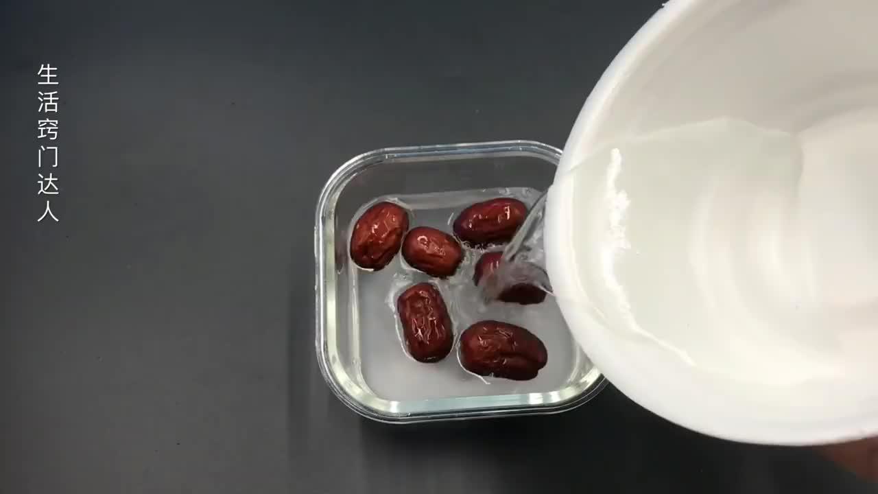 红枣别只用清洗冲洗了,菜场老板教我一招,轻松彻底清洗干净红枣