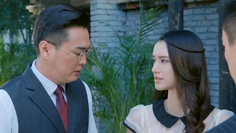 羽毛耳环:美女太受欢迎,男友跑来求原谅,门口又来提亲的