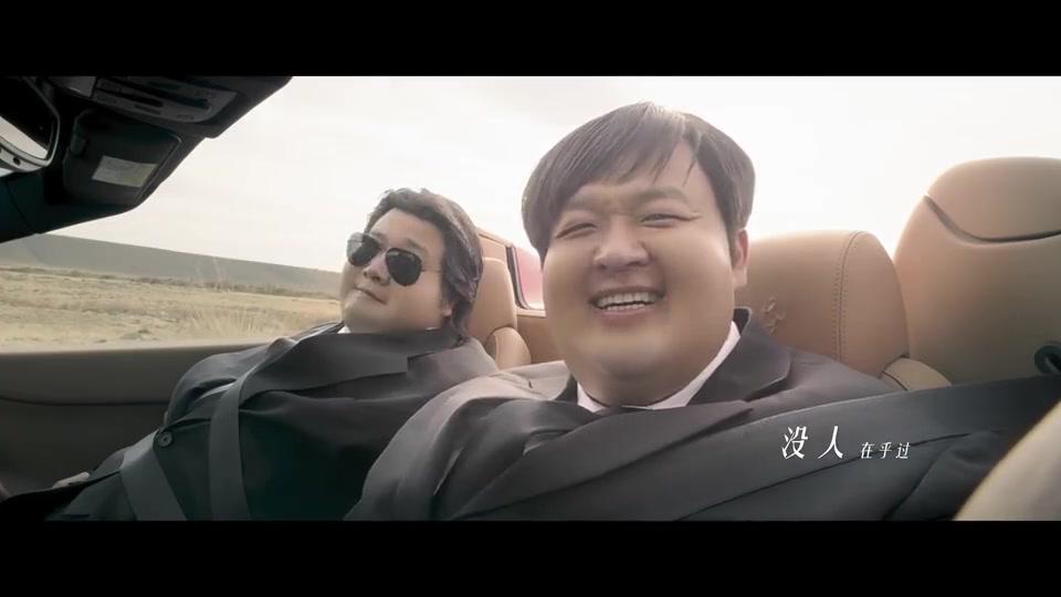 文章包贝尔玩命,两个大胖子抓直升机,直升机都飞不起来了