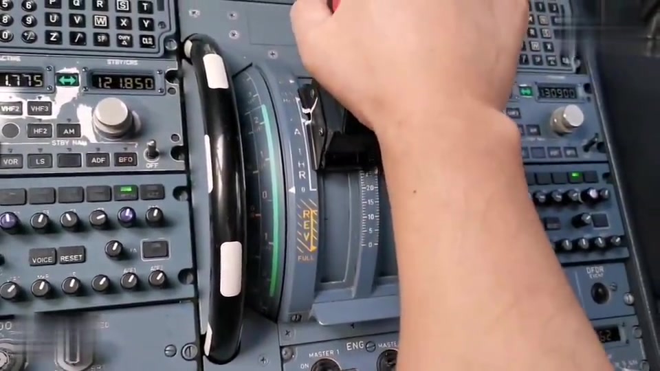 给大家讲讲飞机是怎么挂档的,注意最后的小可爱