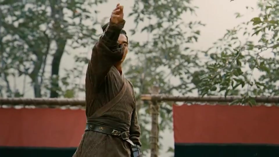 众人投壶皆不中,张飞扔了一捆箭一发不中,谁知梁朝伟百发百中