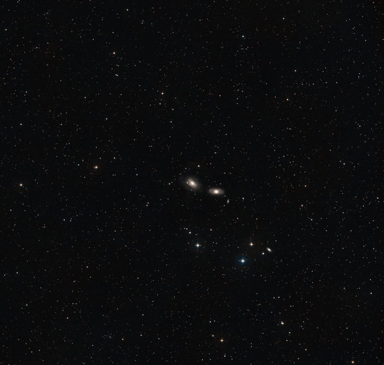 NGC 3169和NGC 3166周围天空的宽视场图