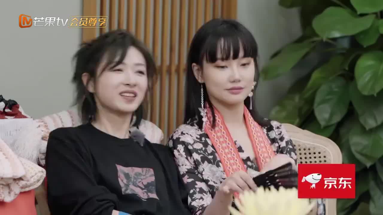 万茜自从跟黄龄成好姐妹,女王形象一去不复返,爷青结!