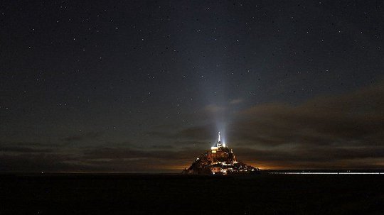 圣米歇尔山夜空中的大熊座星轨 圣米歇尔山夜空中的大熊座星轨