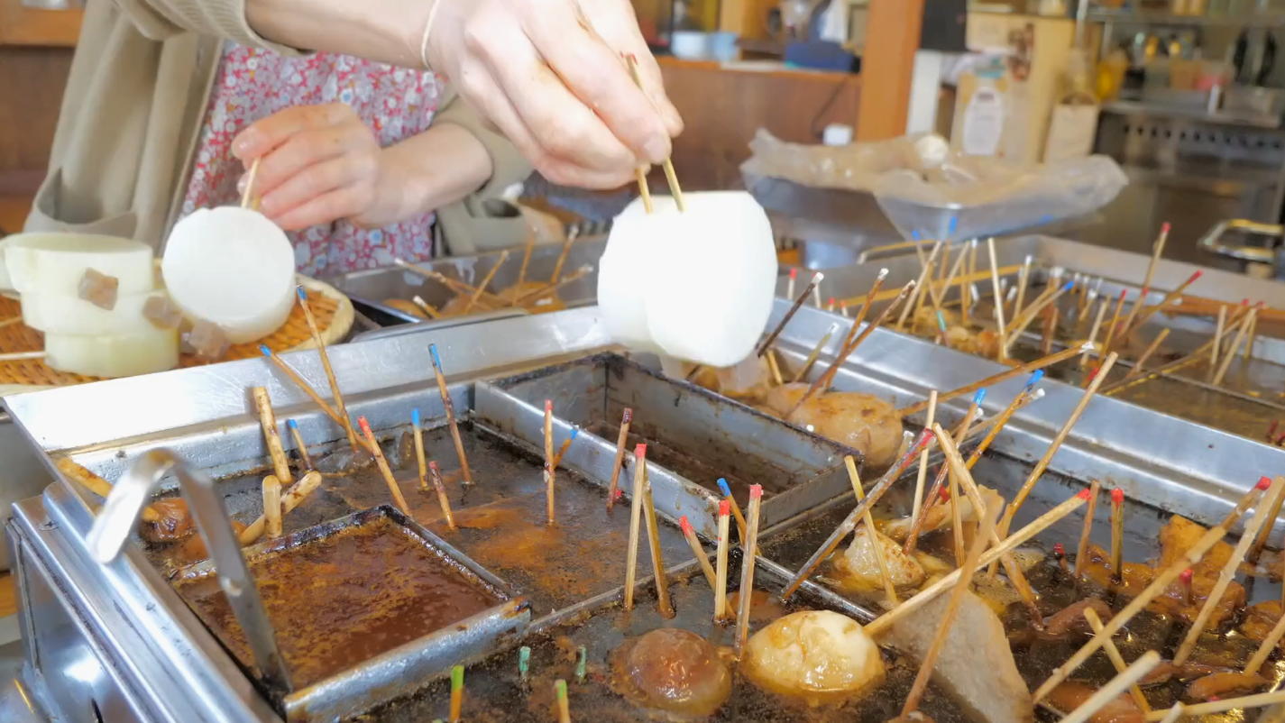 日本街头的地道关东煮,各种食材都往里面加,隔着屏幕就咽口水!