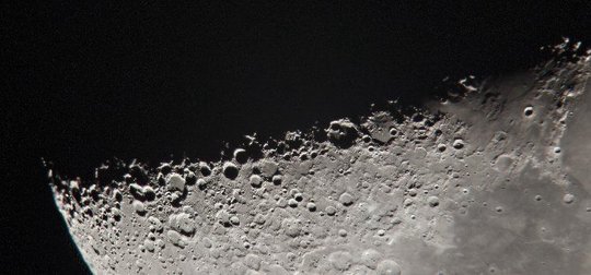 月球双星奇观现身威基基夜空