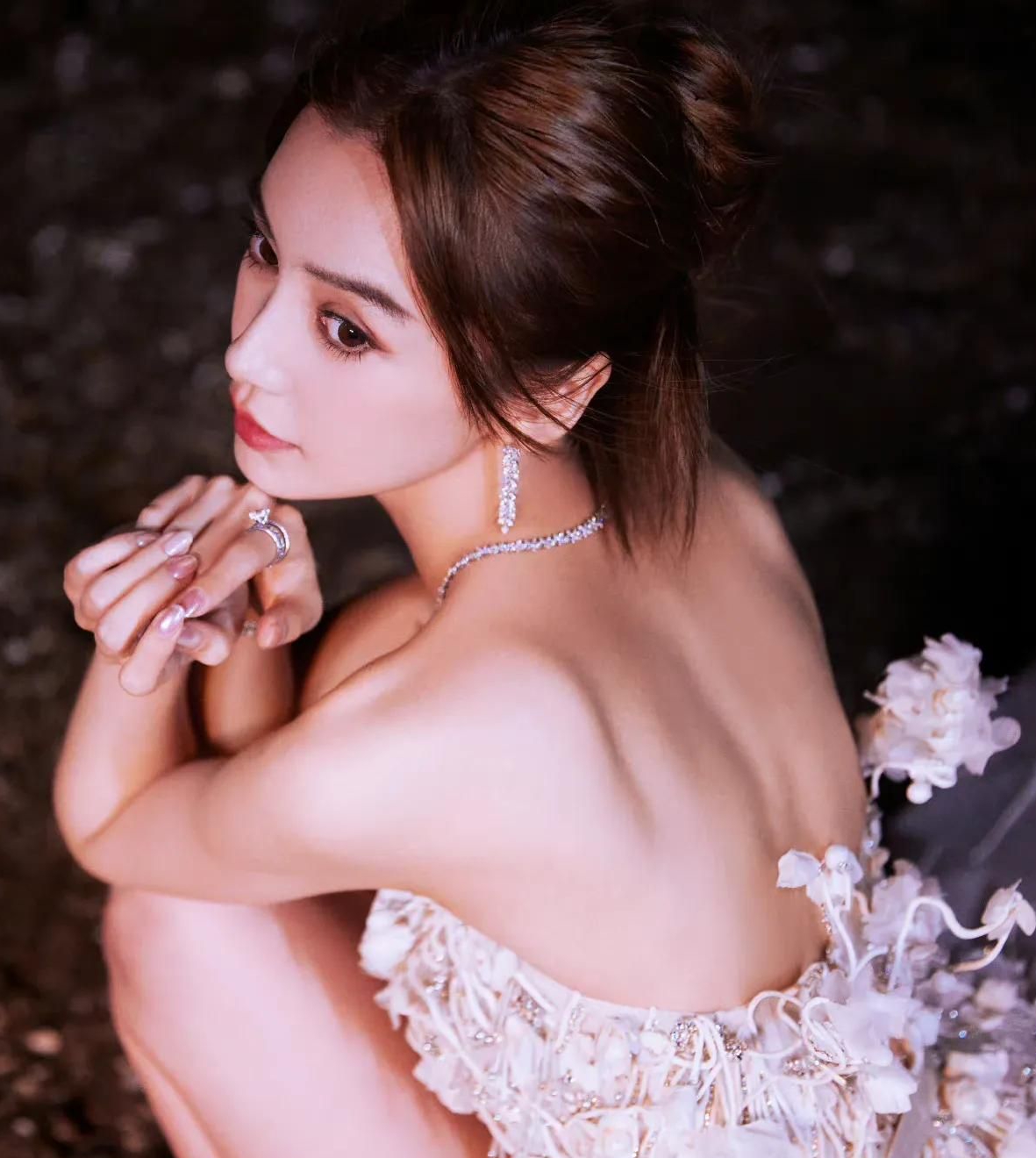 angelababy烟火流光夜海写真,一袭薄纱抹胸裙勾勒,魅力迷人!