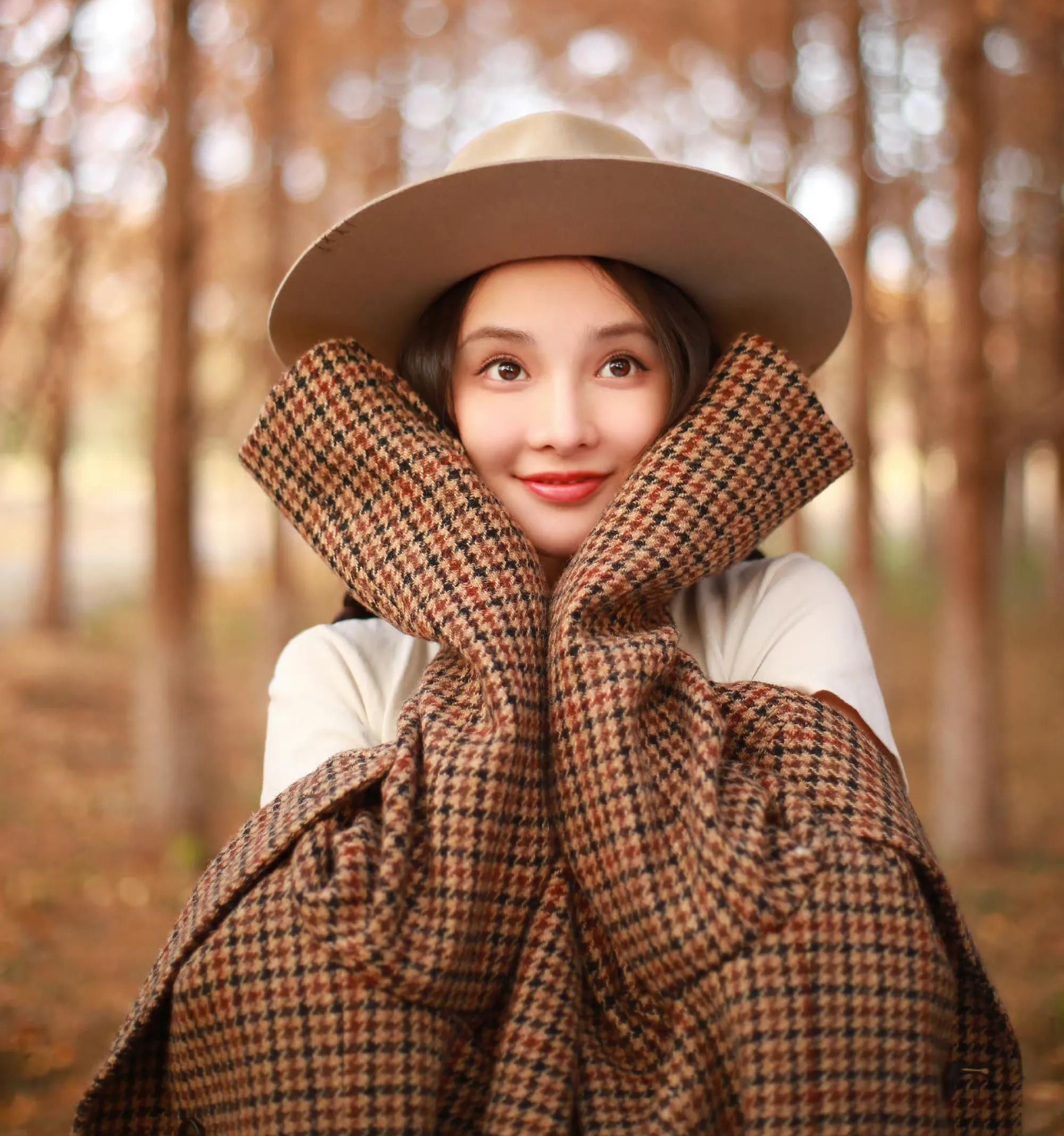 彭小苒秋末枫叶写真,扎双麻花辫甜美可爱,美艳动人!_高清图集_新浪网