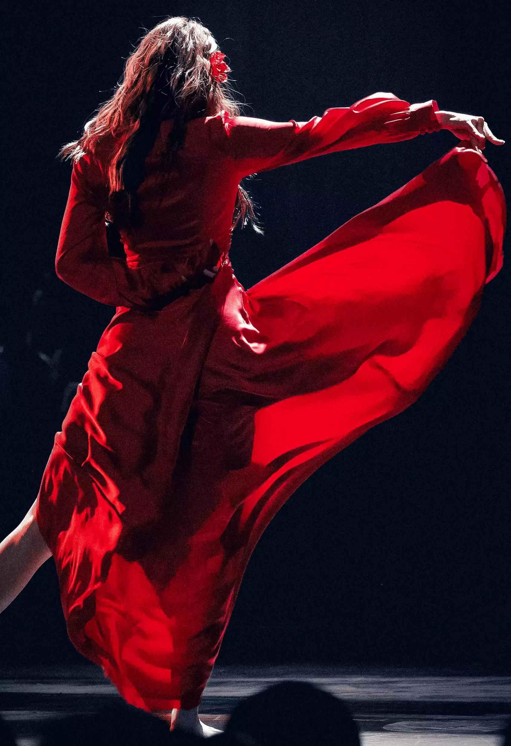 程潇惊艳舞台照,美艳动人!__财经头条