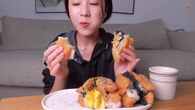 美女小姑娘吃自家油条包麻糍大口吃真滋味