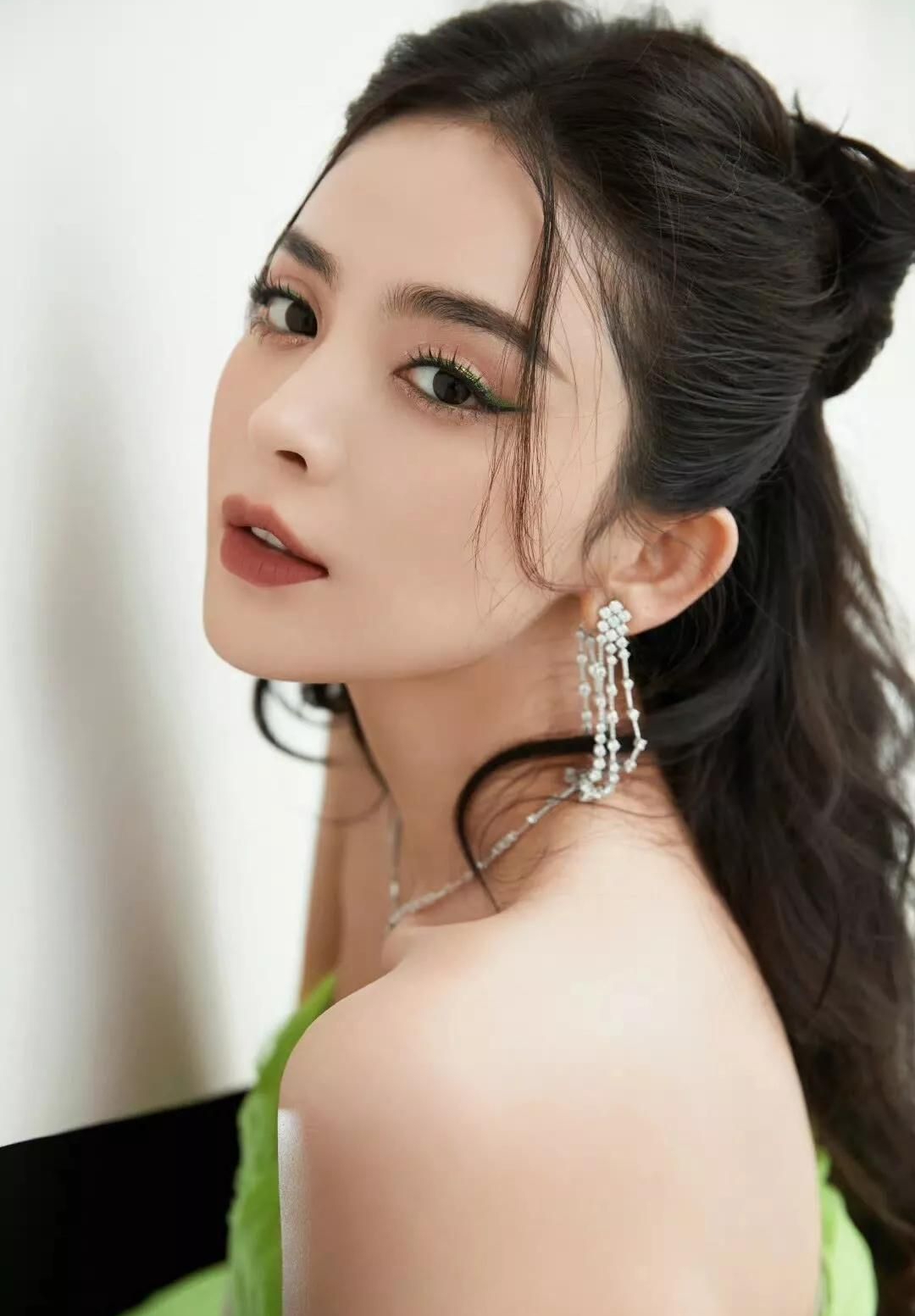 古力娜扎时尚大片,美艳可人!__财经头条