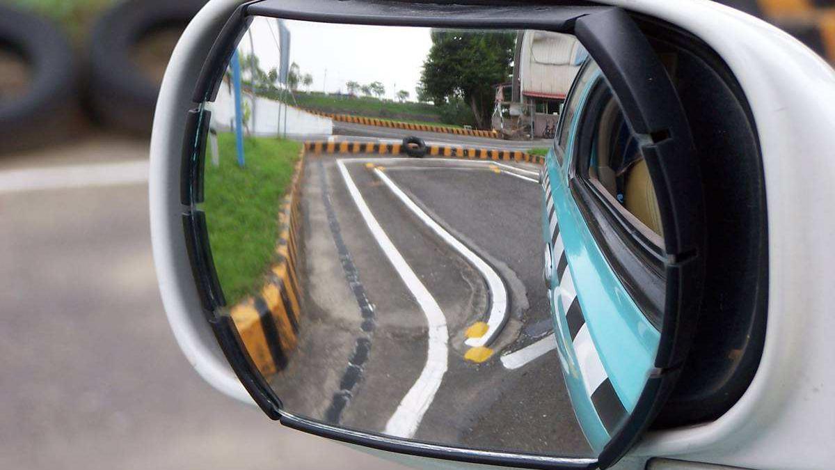 现实中窄路如何完美倒车入库?简单掌握这个小妙招,轻松停车!