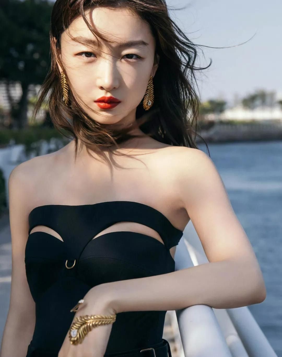 周冬雨优雅大片惊艳迷人