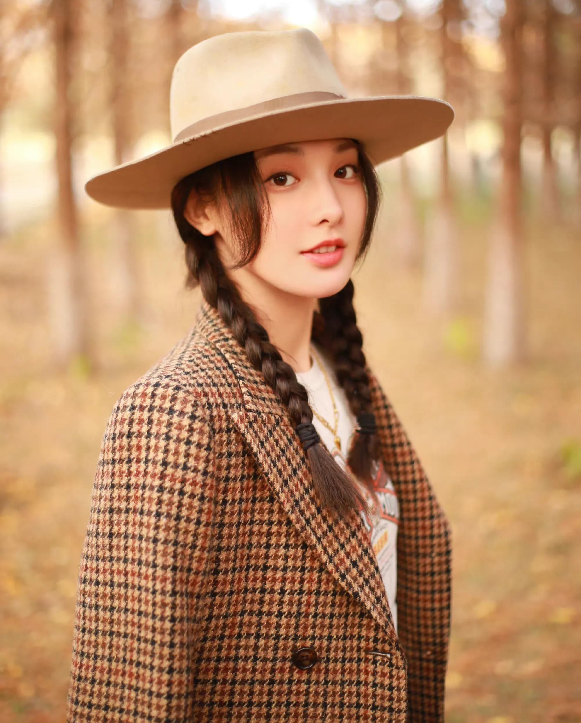 彭小苒秋末枫叶写真,扎双麻花辫甜美可爱,魅力可人!__财经头条