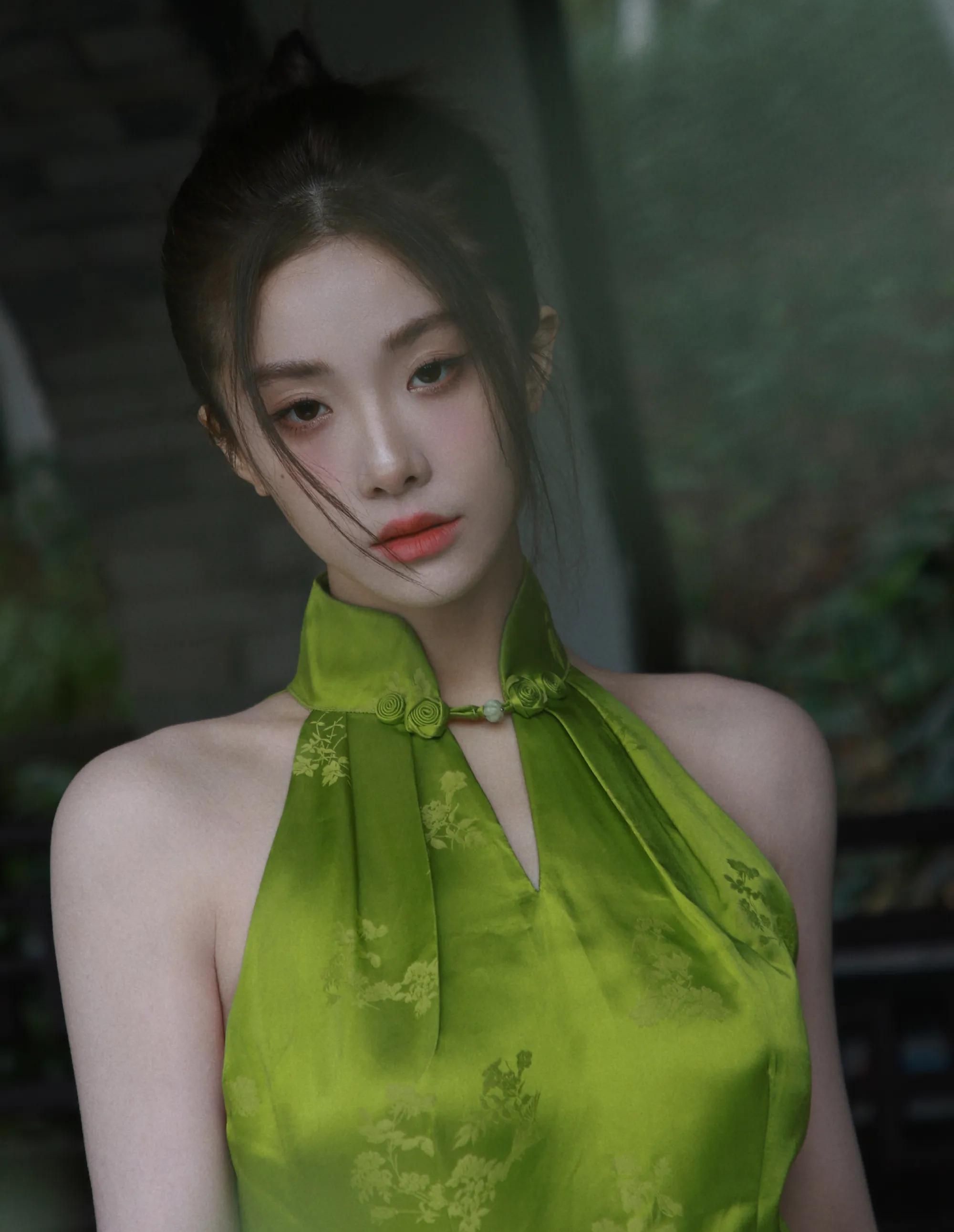 喻言穿绿色挂脖露肩旗袍,婀娜多姿,风情撩人!