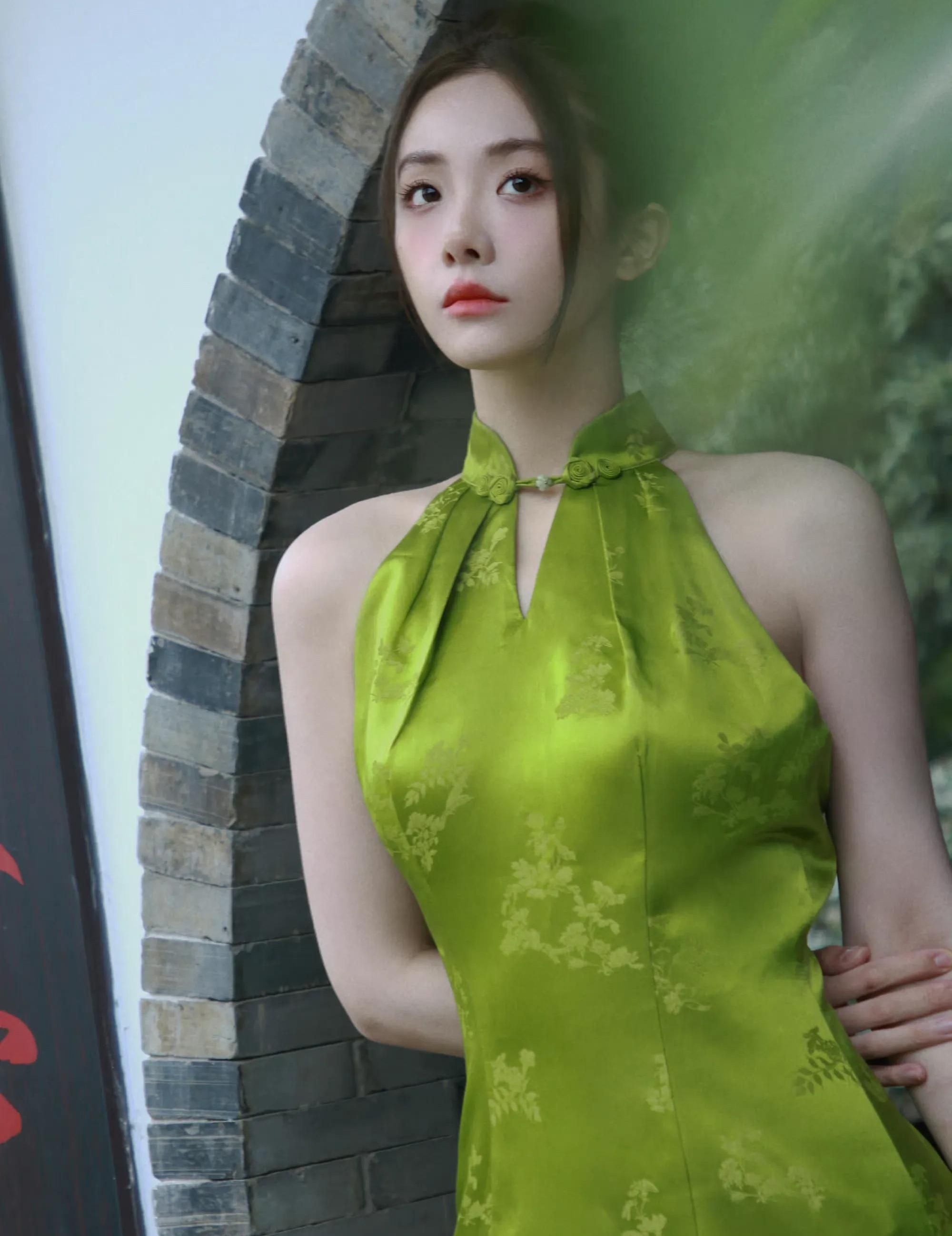 喻言穿绿色挂脖露肩旗袍,婀娜多姿,风情撩人!