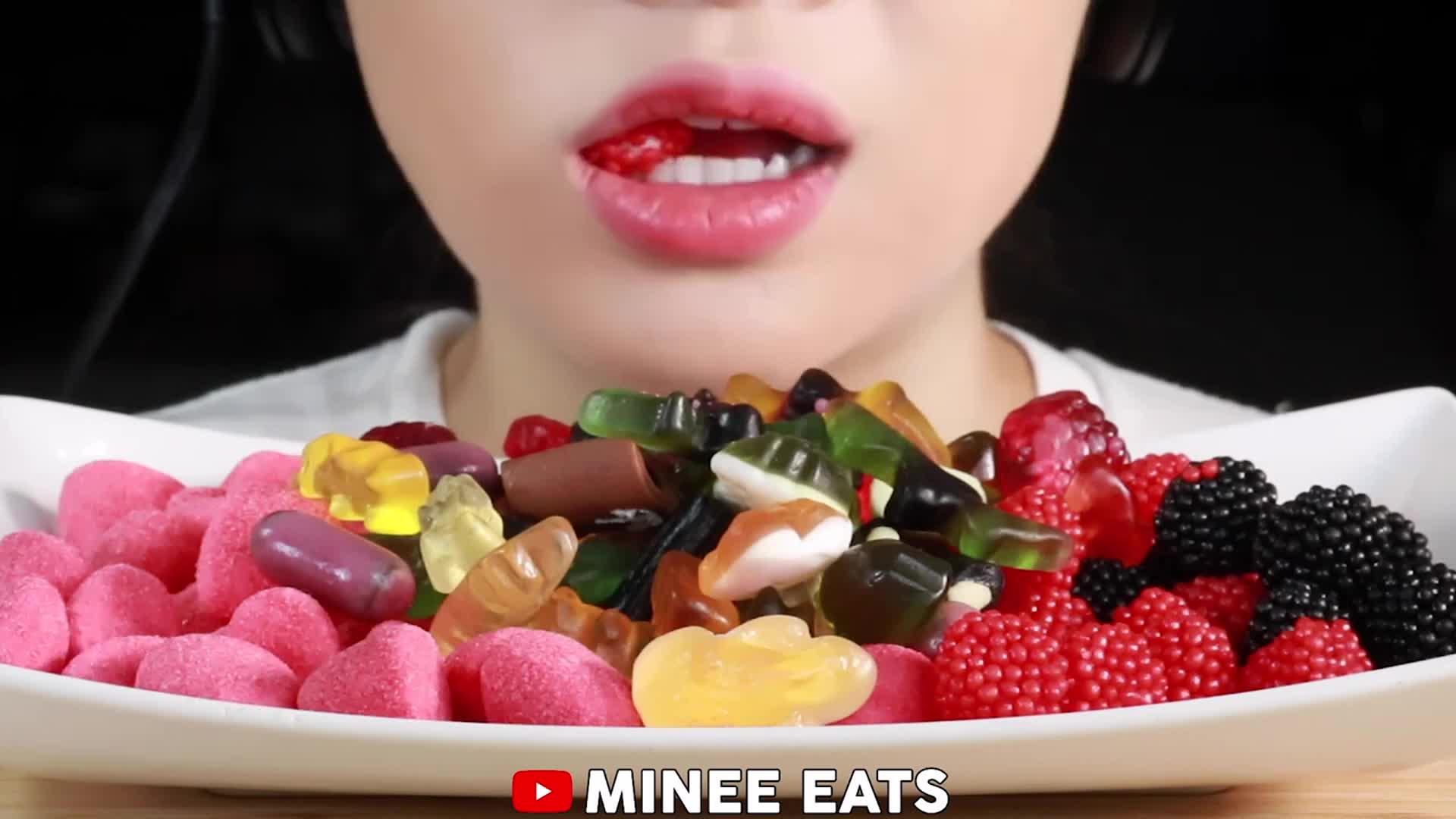 韩国大胃王吃一盘软糖,一口一块就往嘴里塞,看她吃东西真过瘾!