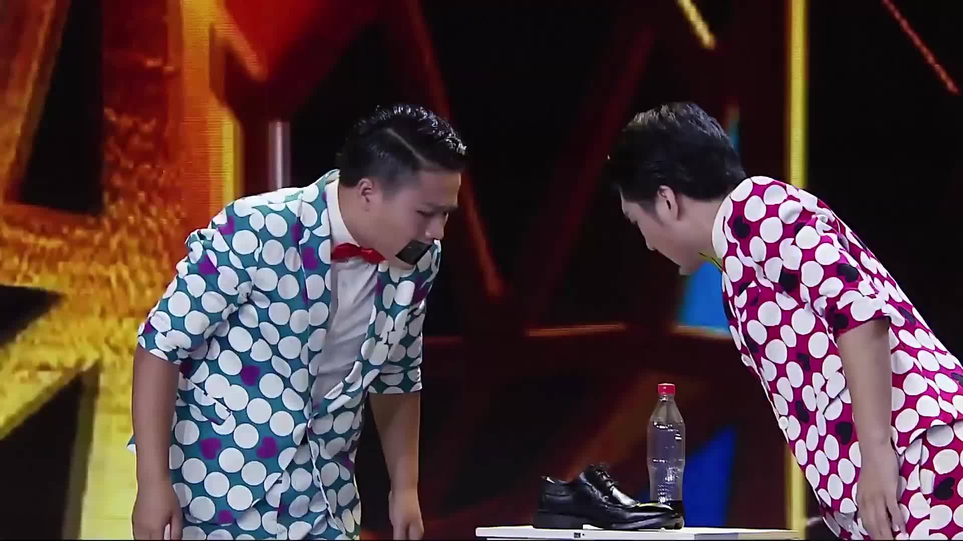 小品潘长江被选手扒鞋