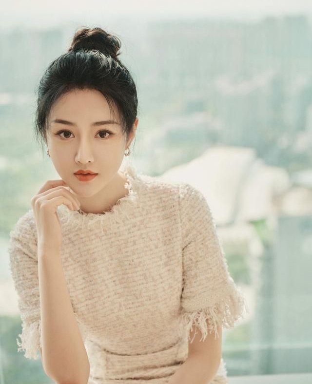 黄馨瑶白色连衣裙优雅写真