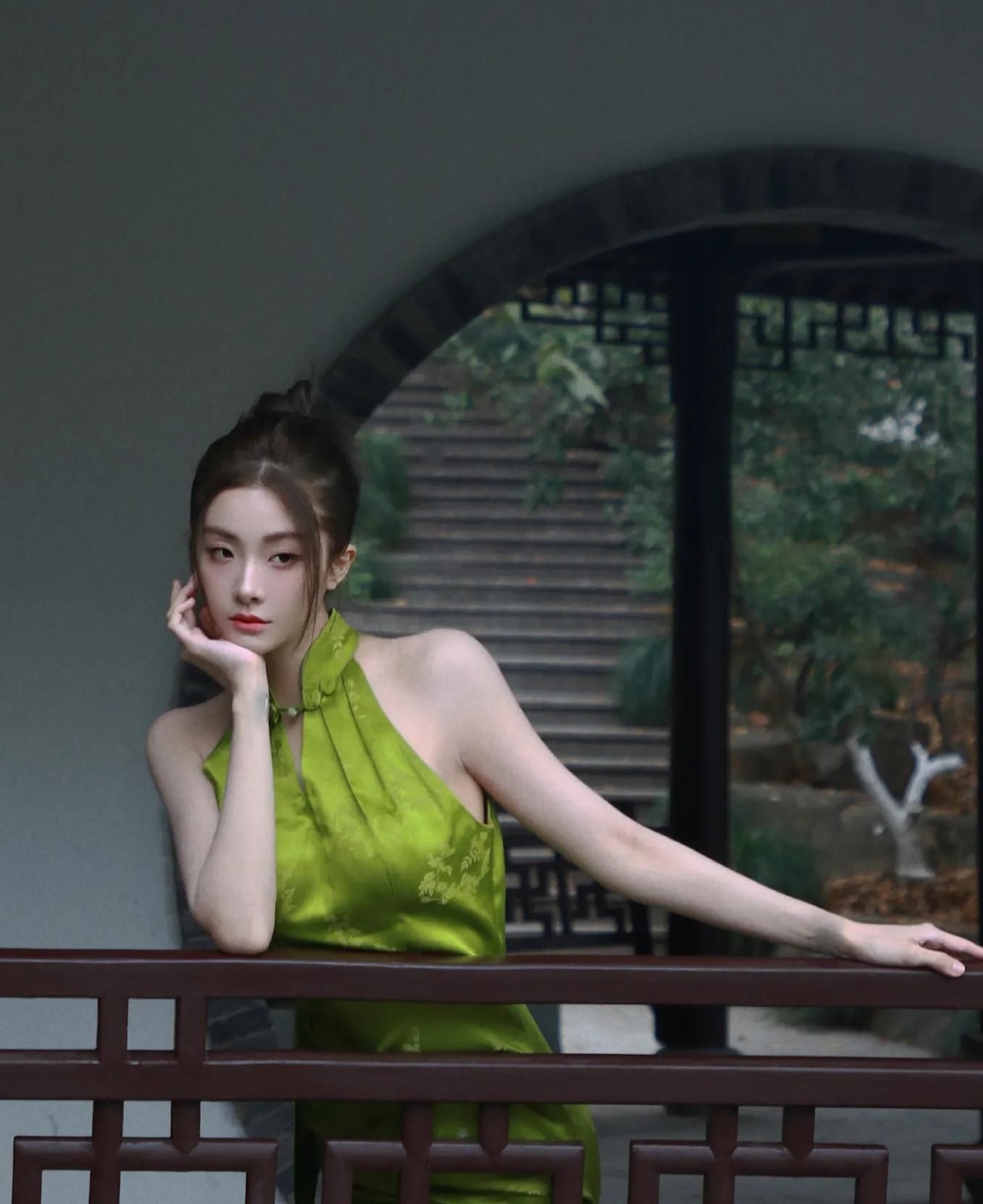 喻言穿绿色挂脖露肩旗袍,婀娜多姿,美艳动人!_高清图集_新浪网