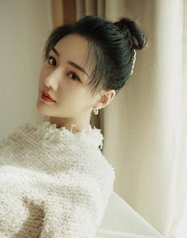 黄馨瑶白色连衣裙优雅写真