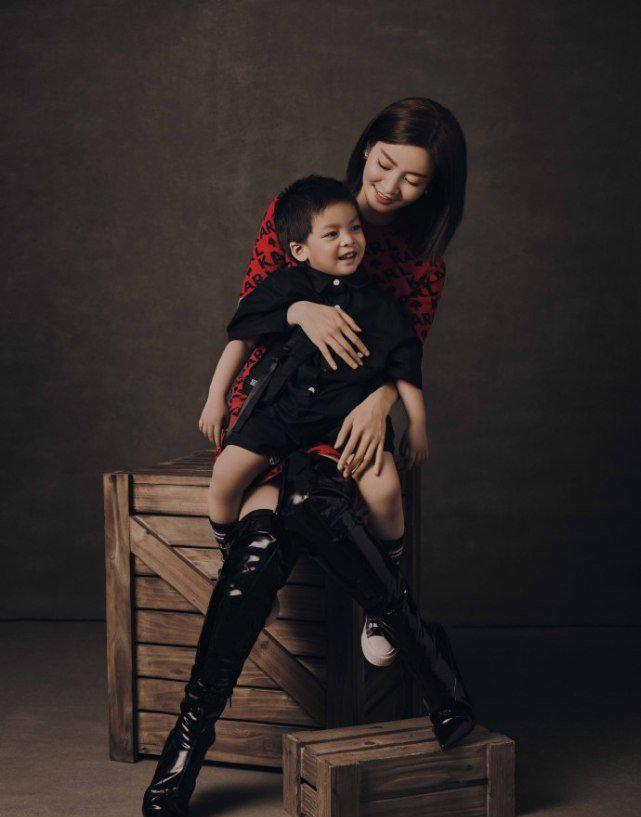 李晟首携儿子拍大片庆母亲节,好看简直就是小版李佳航,又酷又帅