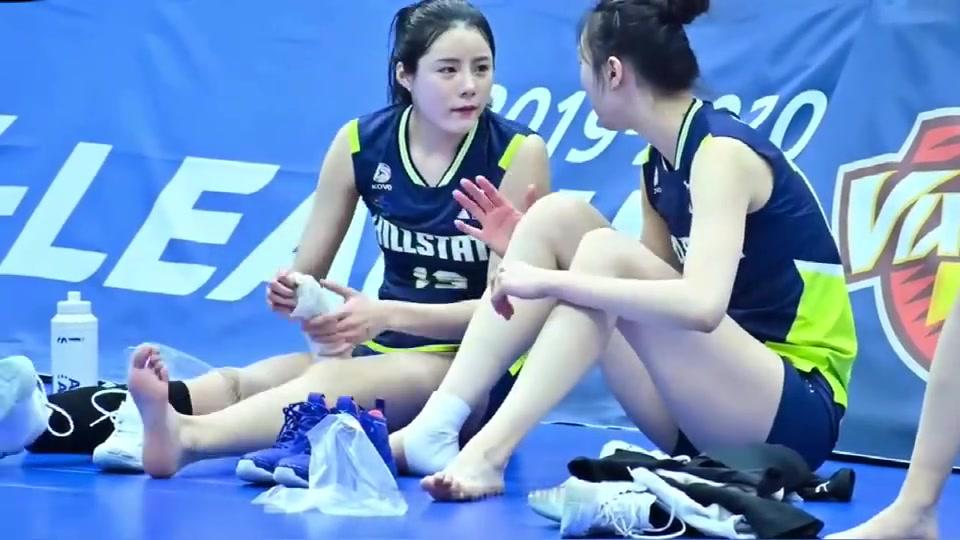 摄像师拍下了韩国女排场边恢复时的场面,妹子们的脚丫真白