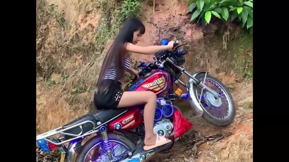 我们广西村里的鬼火少女,一个电话就能叫来百八十人!