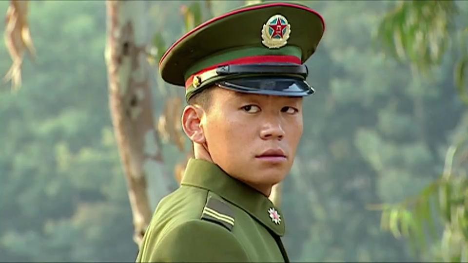 士兵突击:许三多出息了,能躲过父亲的踢踹了,当兵了就是不一样