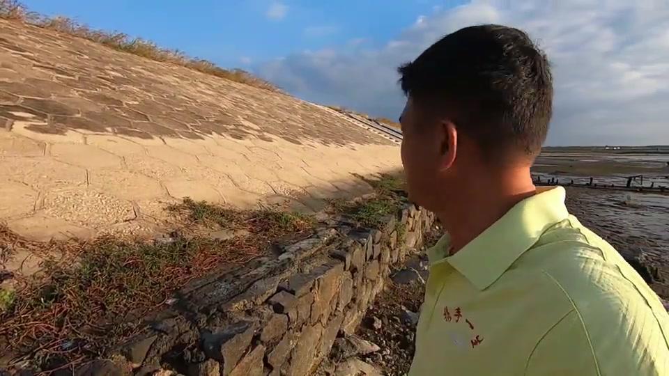 阿彬赶海发现一片螺窝,被一群蟹王"围攻"啃食,全部一窝端