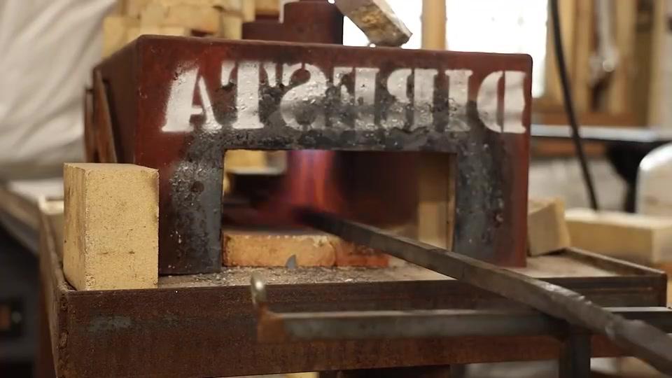 铁棒烧得通红,反复捶打之后就变成这样了