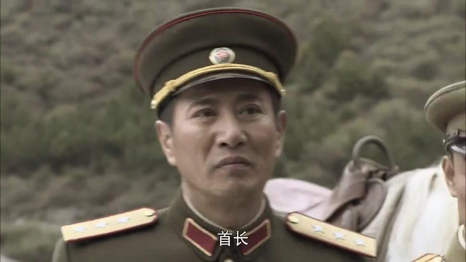 洪学智衣锦还乡,当初的楞小伙,如今已是六星上将,真是风光呀!