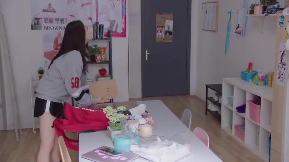 小艾突然来找佟年,高冷气场吓坏亚亚,太调皮了