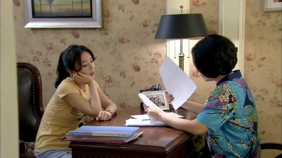 孙媳妇跟婆婆聊天,奶奶来送水果,孙媳妇:太阳打西边来了