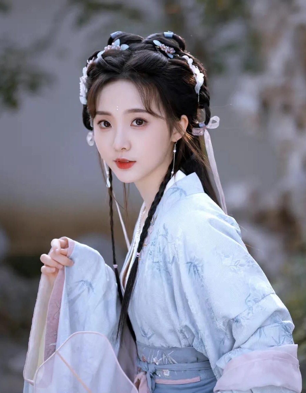 郑乃馨汉服造型,俏皮灵动,楚楚动人!__财经头条