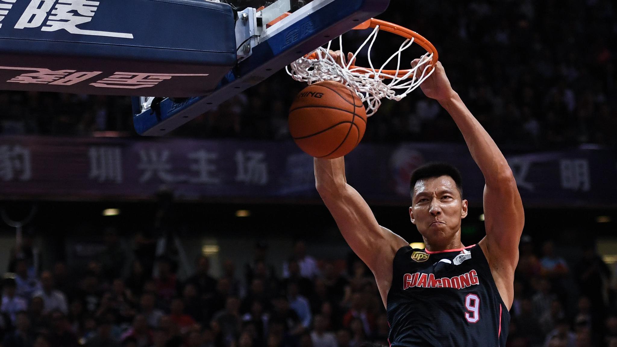 三大中锋扣篮大赛显青涩大姚扣飞笑出皱纹阿联转体暴扣惊人