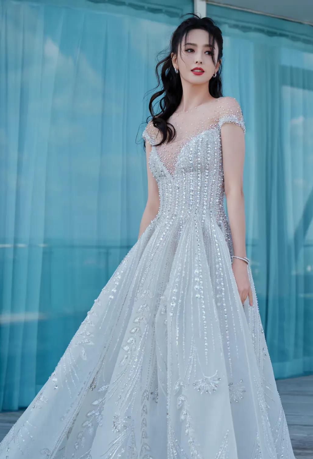 佟丽娅深v透视裙造型,雍容华贵,美艳动人!