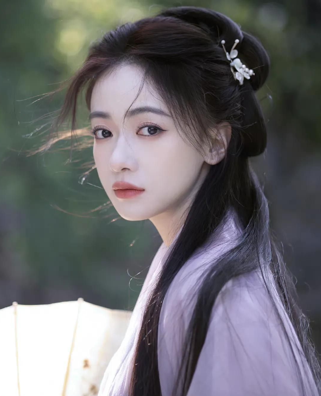 吴谨言紫衣古风写真,清冷仙气,灵动飘逸!