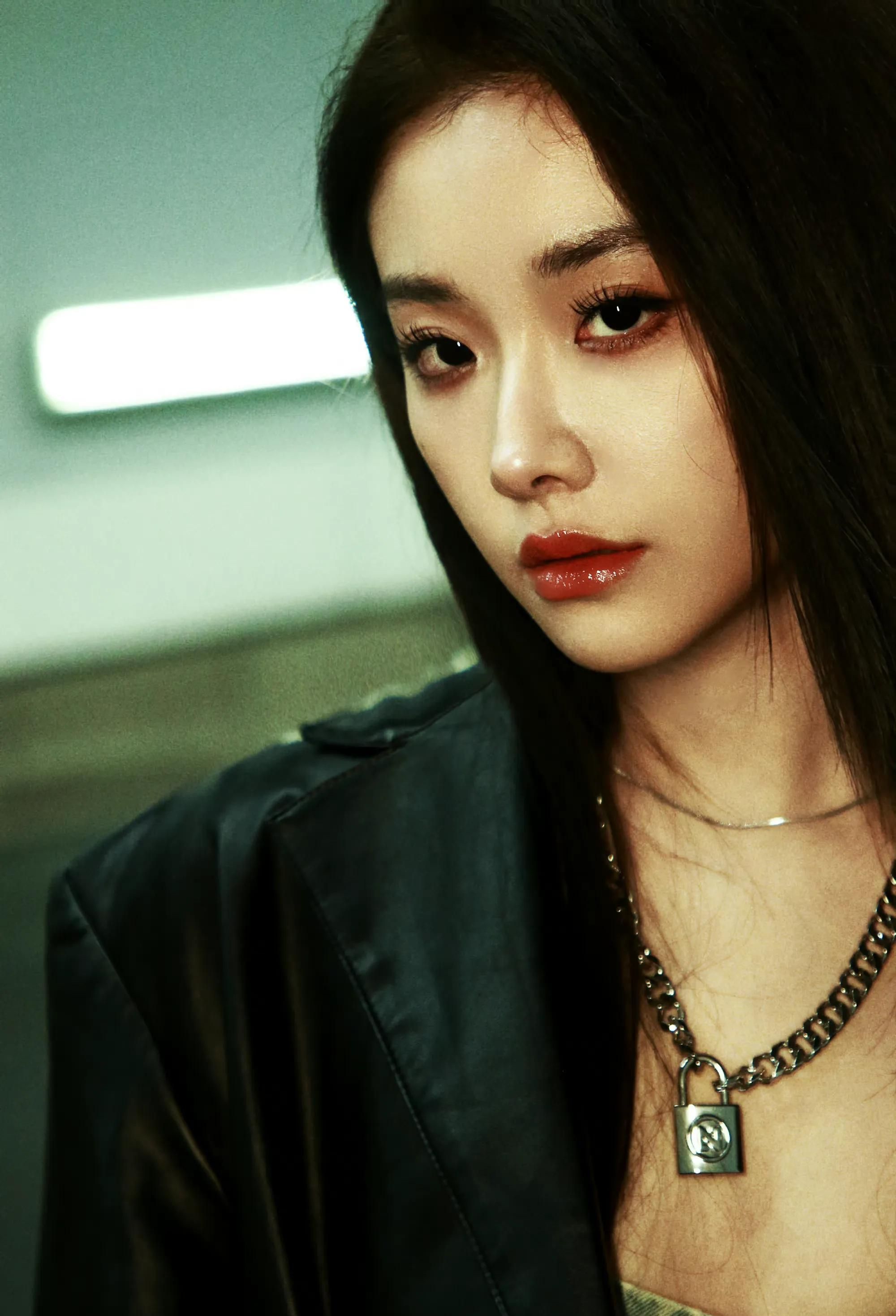 喻言穿抹胸牛仔衣身材火辣,酷飒美艳,美艳动人!_高清图集_新浪网